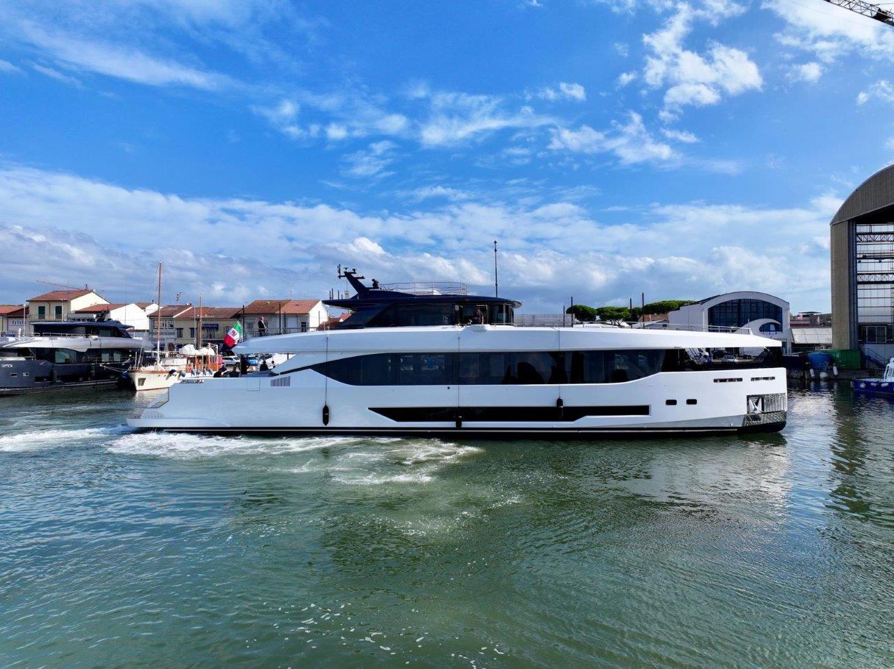 Maiora al Monaco Yacht Show presenta il nuovo 36 Exuma con uno spazio espositivo arredato da ELIE SAAB Maison